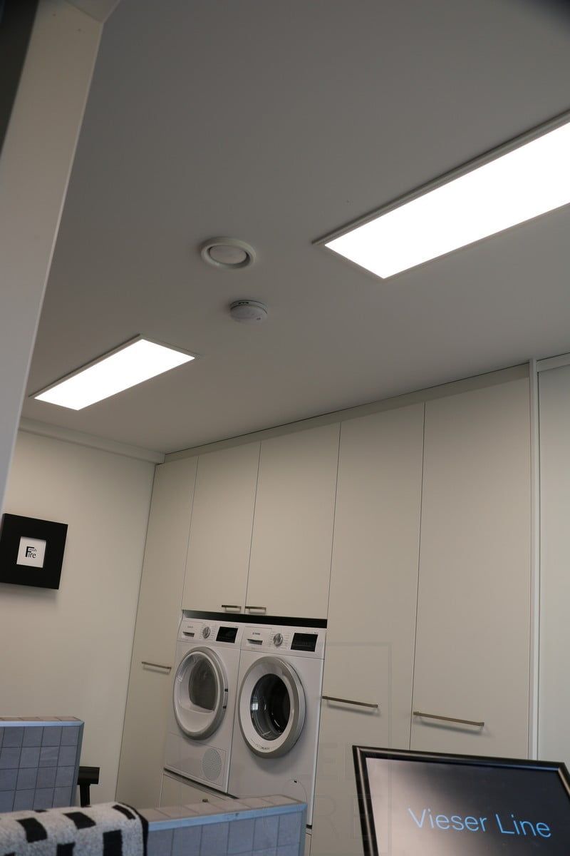 Bostadsmässan 2019: 2 st 300x1200 led-paneler i taket på tvättstugan. Ledstore.fi