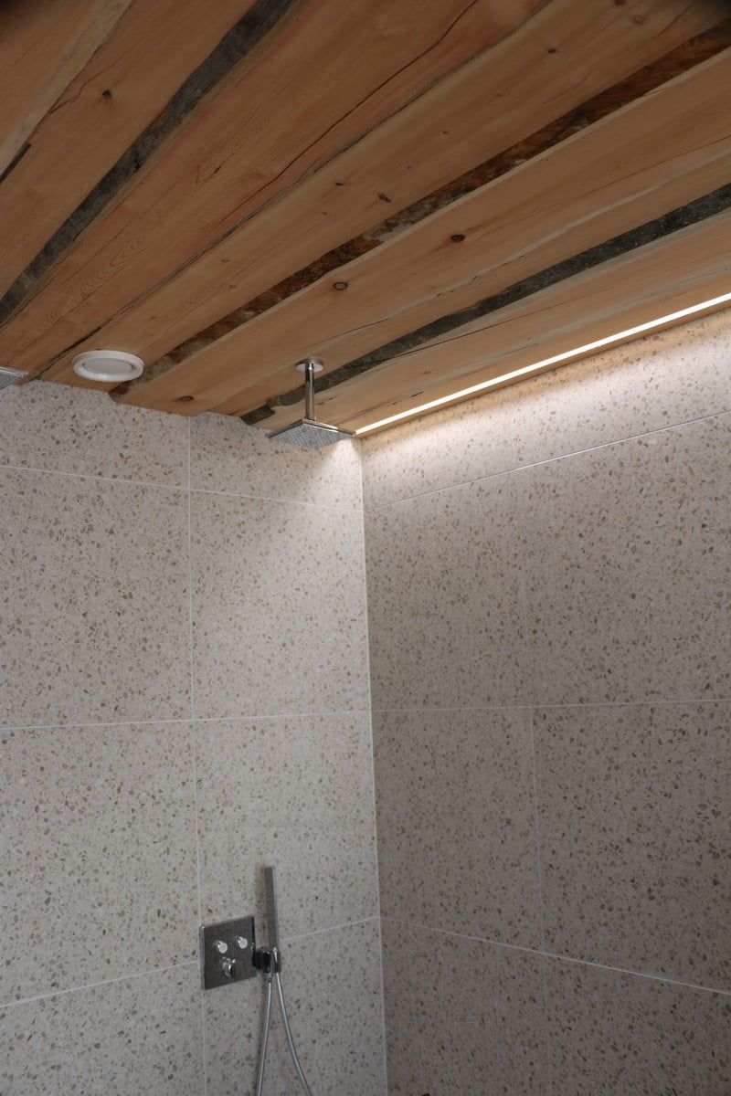 Bostadsmässan 2019: Ledband på en Tuppeen sågad tak, vägg bredvid. Ledstore.fi