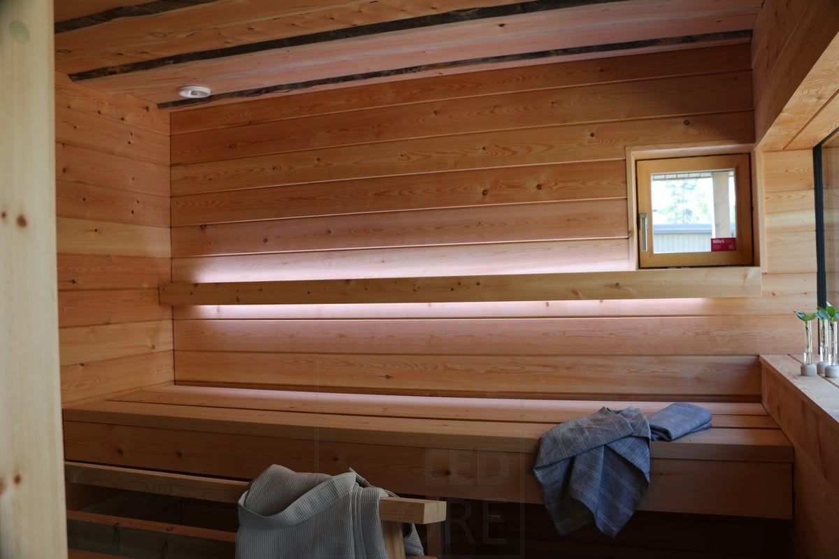 Bostadsmässa 2019: Ledband i bastun bakom ryggstödet. Ljus upp och ner. Ledstore.fi