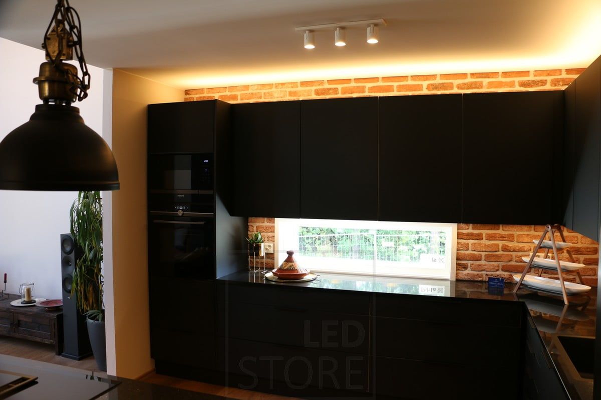 Bostadsmässan 2019: Svart kök med indirekt ljus ovanpå ett skåp. Ledstore.fi