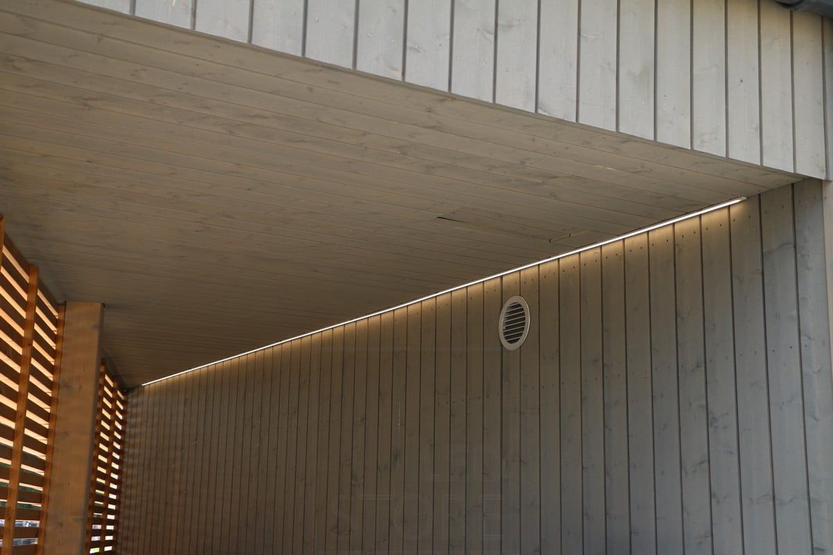 Bostadsmässan 2019: ledlampa på skärmtaket bredvid väggen. Ledstore.fi
