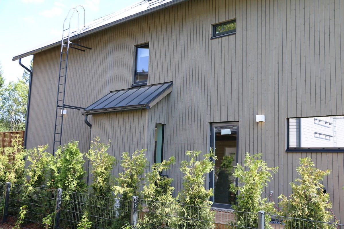 Bostadsmässan 2019: Utomhuslampa FUNK vit på väggen, belyser i två riktningar. Ledstore.fi