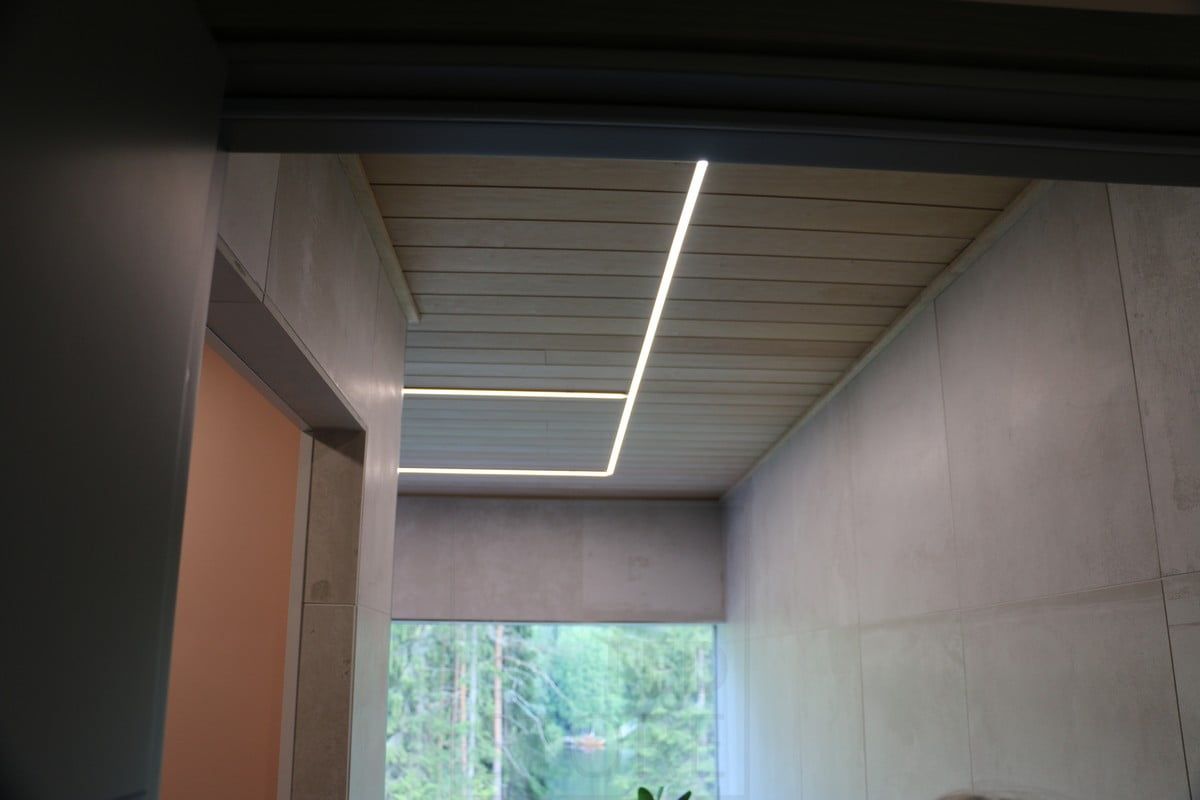 Bostadsmässan 2019: Ledlist i taket, installerad i en smal infälld profil. Ledstore.fi