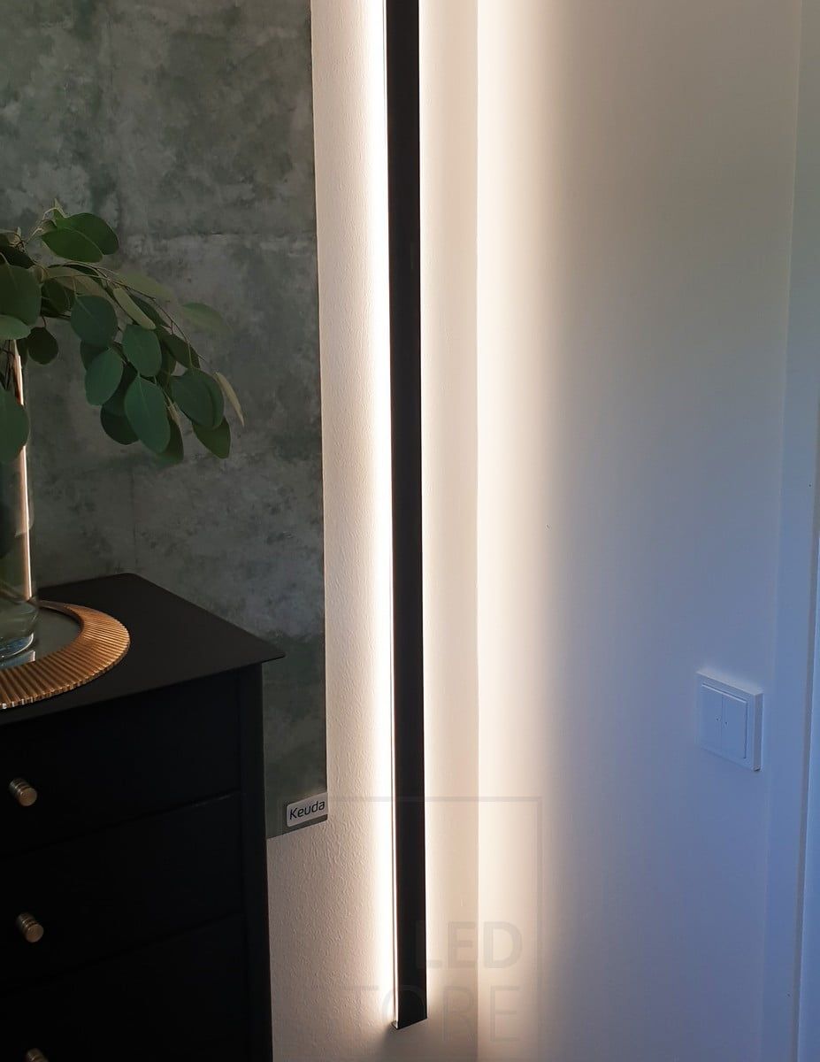 Bostadsmässa 2020: ledremsa som står upp i en svart INDIRECT 2-profil i en toalett. Ledstore.fi