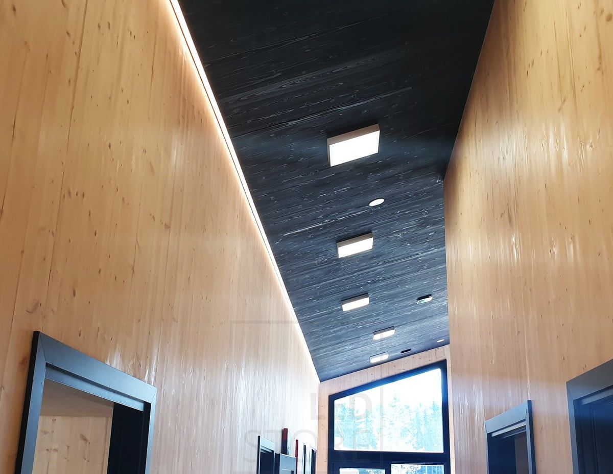 Bostadsmässa 2020: Led-panel 300x300 i ytbox i vardagsrum och hall. Indirekt ljus hela vägen. Ledstore.fi