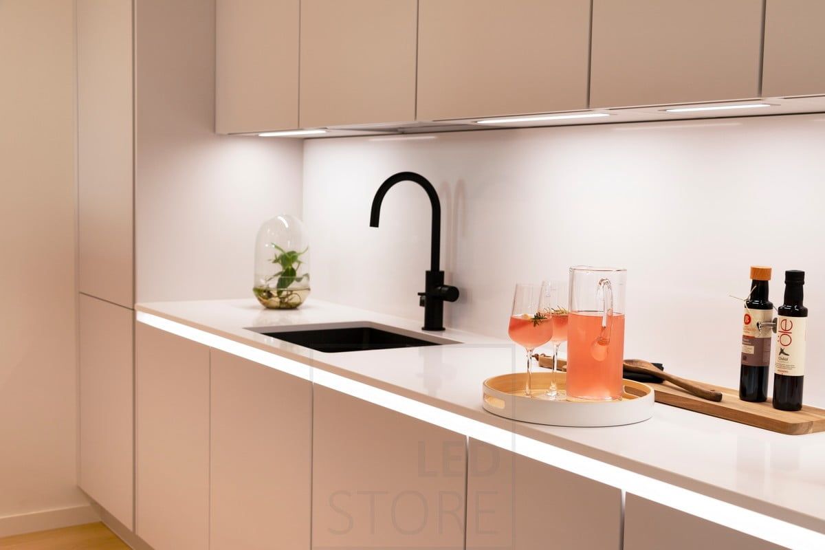 Housing Fair 2020: köksbänksbelysning i sektioner, inbäddad i skåpens botten. Ytterligare en ledlist som belyser det indirekta ljuset under köksbänken. Ledstore.fi