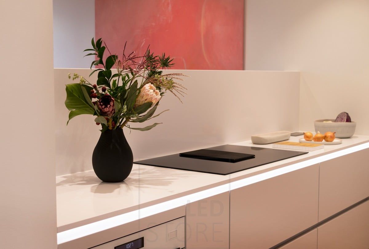 Bostadsmässa 2020: Ledprofil längst ner på köksbänken som ger indirekt ljus. Ledstore.fi