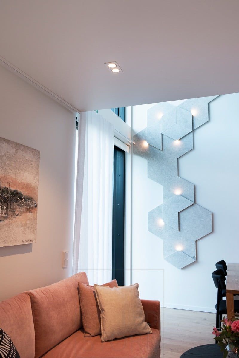 Housing Fair 2020: en dubbel spotlight i taket i vardagsrummet som allmänbelysning. Ledstore.fi