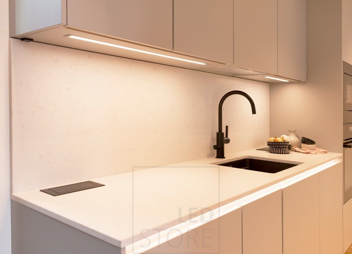 Housing Fair 2020: Köksbänkskivan belyses av LED-remsor som är inbäddade i skåpens botten. Dessutom lyser en LED-remsa under golvet upp det indirekta ljuset. Ledstore.fi