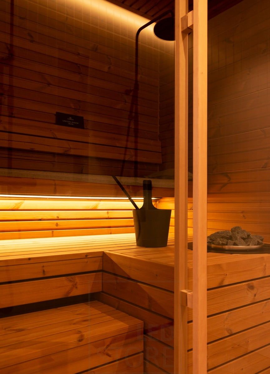Bostadsmässa 2020: LED-ljuslist under taket, belyser det mjuka, indirekta ljuset. I duschrummet lyser en LED-list upp ett indirekt ljus från taket. Ledstore.fi
