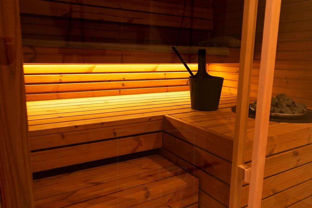 Bostadsmässa 2020: LED-ljuslist under taket som lyser upp det mjuka, indirekta ljuset. Ledstore.fi