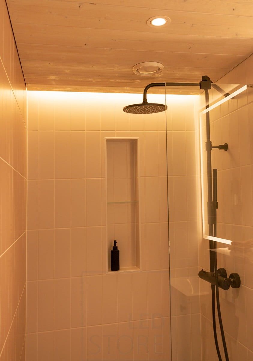 Bostadsmässa 2020: varmt indirekt ljus i badrumstaket, realiserat med en LED-list bakom takprofilen. Ledstore.fi