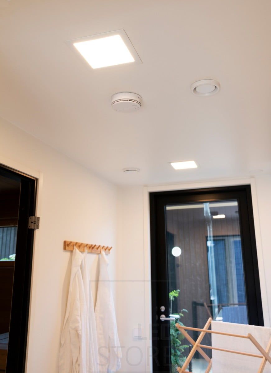 Bostadsmässa 2020: 300x300 led-paneler i badrummet. Ledpanelen har en minimalistisk och stilren design. Ledstore.fi