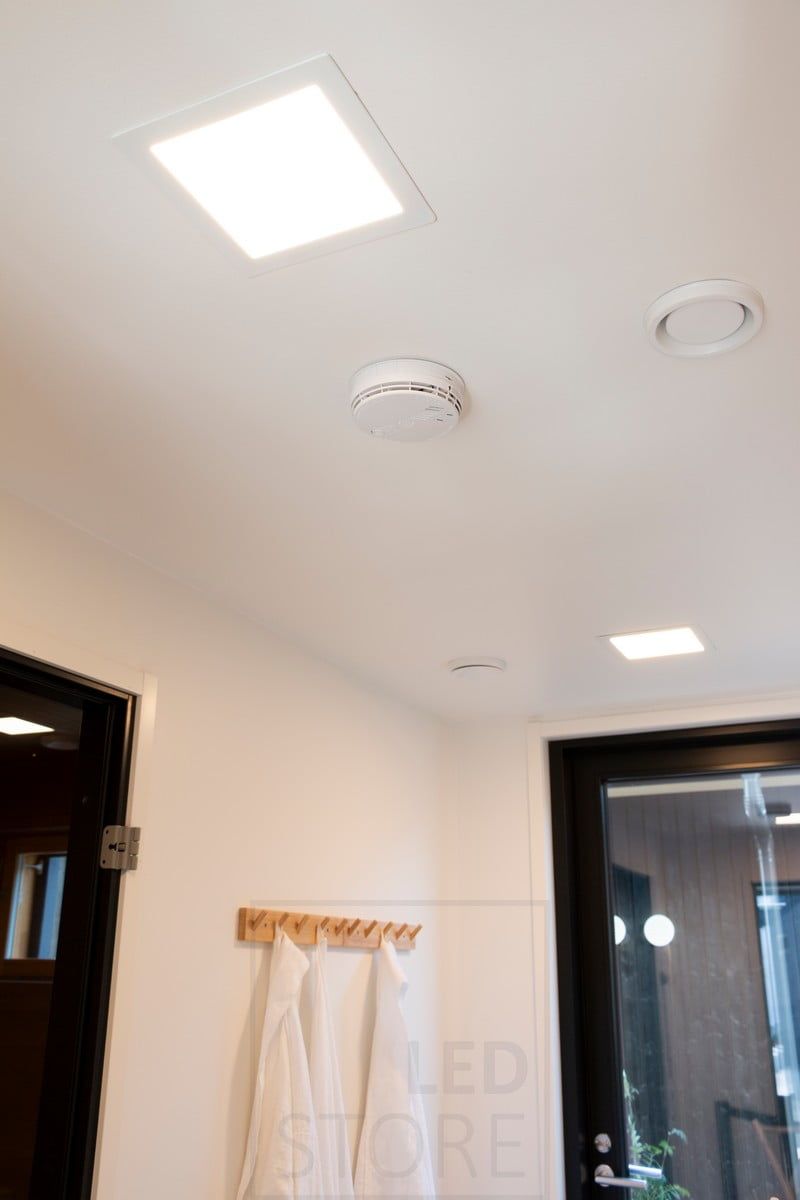 Bostadsmässa 2020: 300x300 led-paneler belyser badrummet för en enhetlig och behaglig allmänbelysning. Ledstore.fi