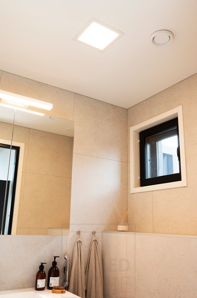 Bostadsmässan 2020: 300x300 ledpanel i taket på toaletten. Ledstore.fi