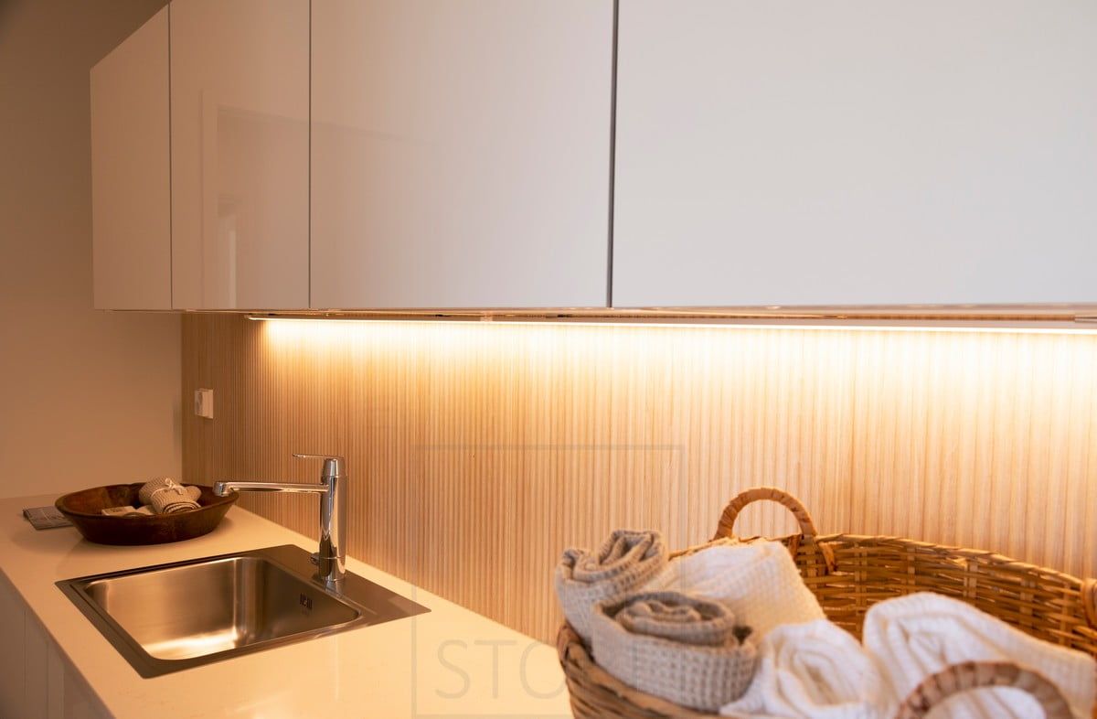 Bostadsmässa 2020: Bänkbelysning i tvättstugan med LED-list. Belysningen framhäver också den vackra panelen. Ledstore.fi
