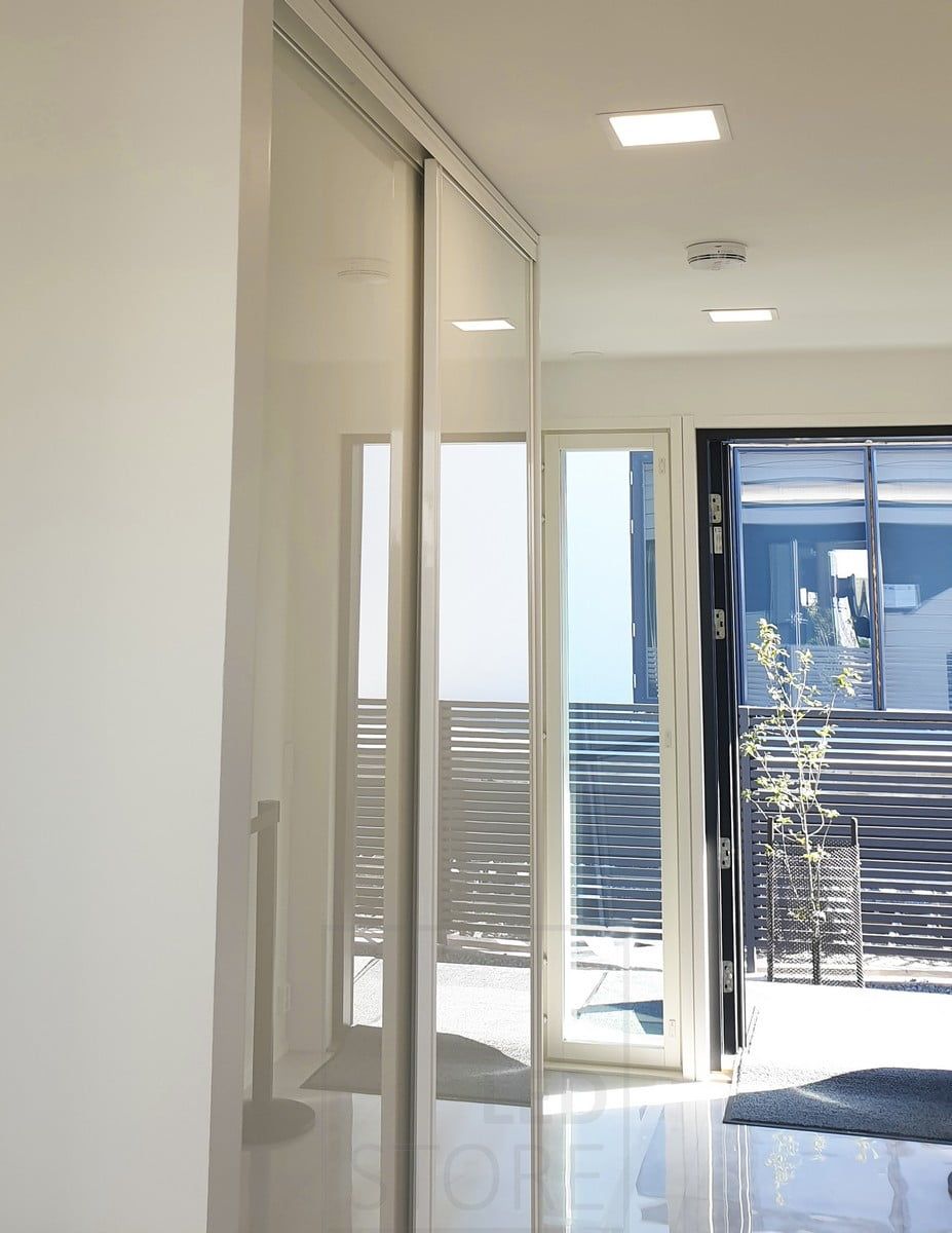Bostadsmässa: 200x200 led-paneler i hallboxen. Ledstore.fi