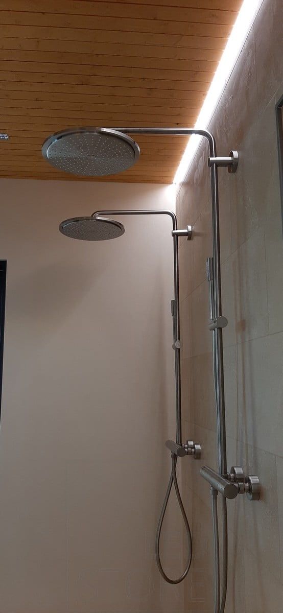 Housing Fair 2021: Led-profil i taket i tvättrummet, bakom duschen. Ledstore.fi