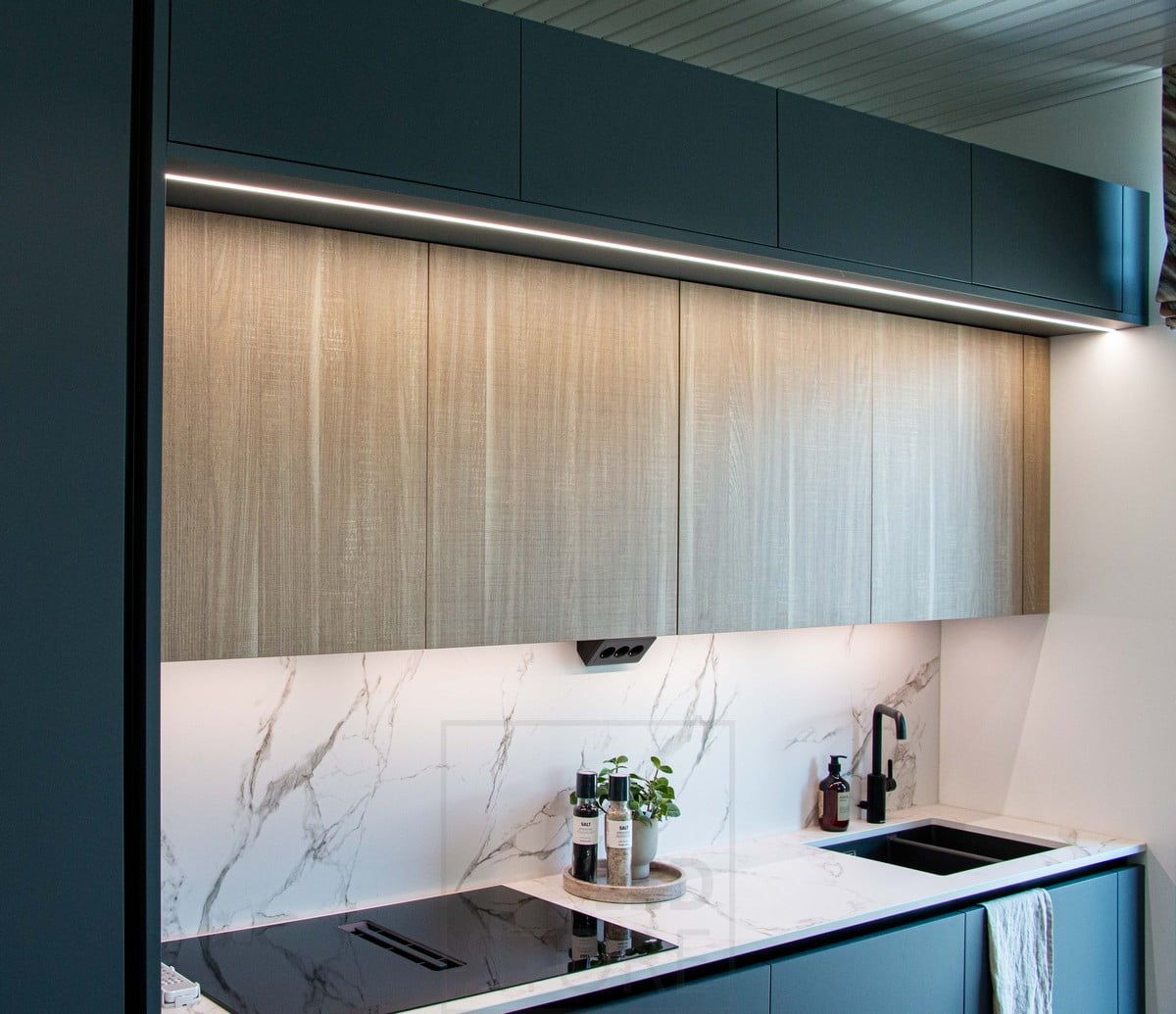 Housing Fair 2022: Smal led-profil infälld i möbel i köket. Ljus på 2 nivåer. Ledstore.fi