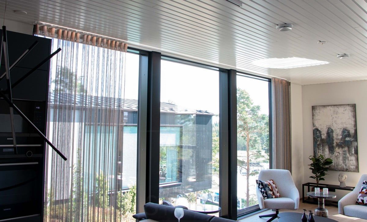 Housing Fair 2022: Vit led-profil inbäddad i takpanelens fals. Ledstore.fi