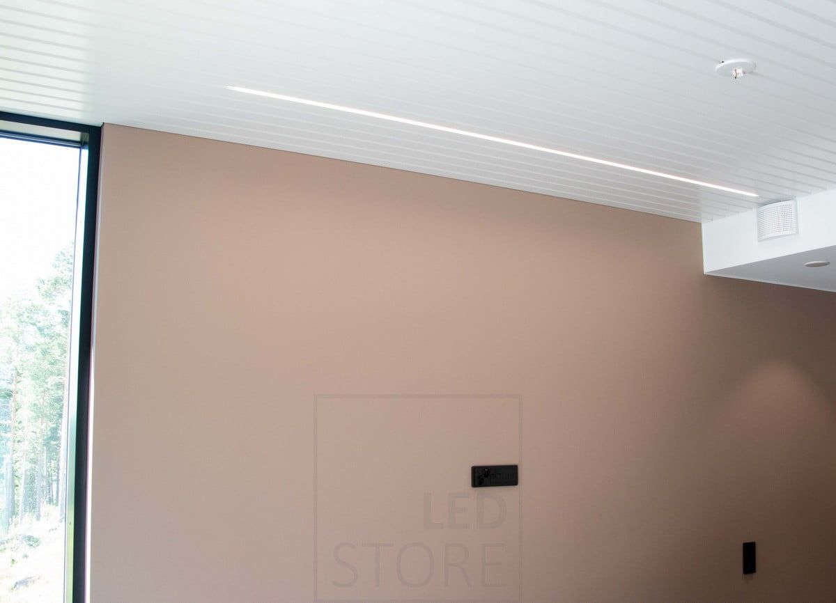 Housing Fair 2022: Vit led-profil inbäddad i en panelsöm. Ledstore.fi