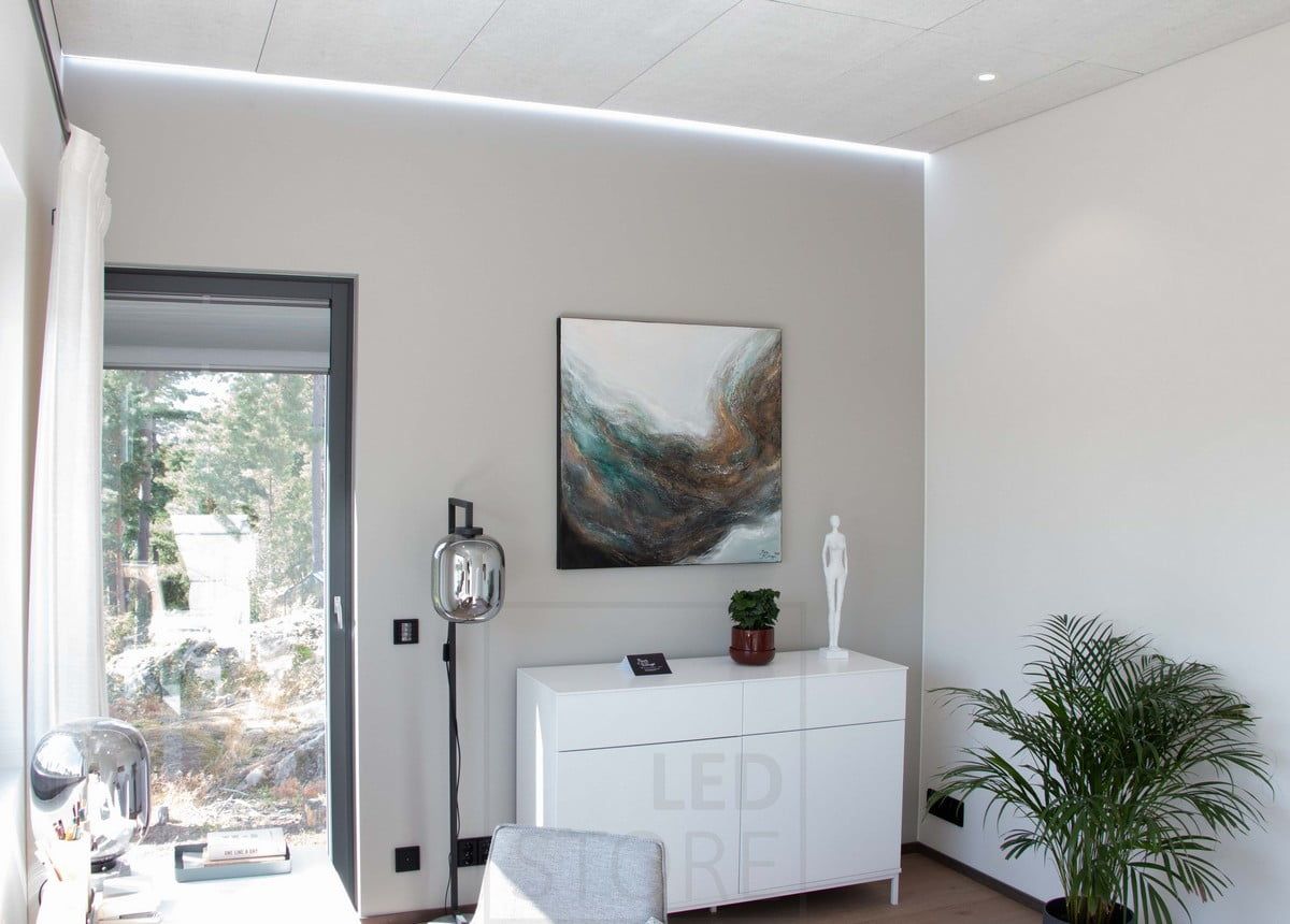 Bostadsmässa 2022: Ledband i en smal infälld profil, på kanten av en grå KONTO akustikpanel. Ledstore.fi