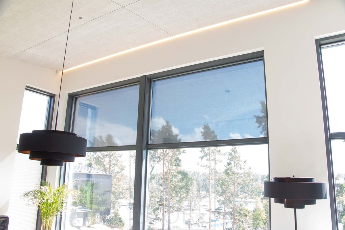 Bostadsmässa 2022: Ledband i en smal infälld profil, KONTO på kanten av en akustikpanel. Ledstore.fi