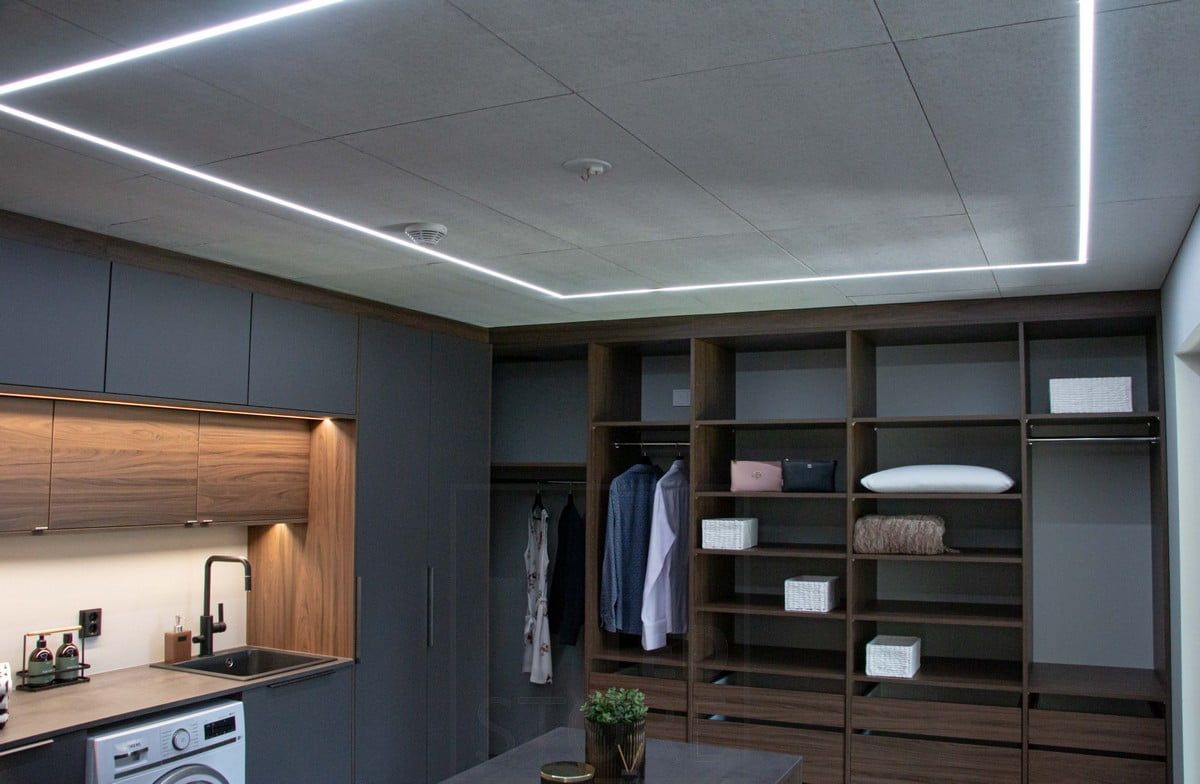 Bostadsmässa 2022: Ledband i smal infälld profil, KONTO akustikpanel. Ledstore.fi