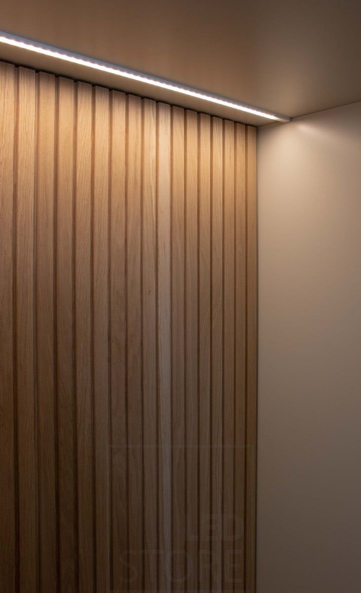 Bostadsmässa 2022: Vacker taklistvägg som framhävs med LED-list i den översta profilen. Ledstore.fi