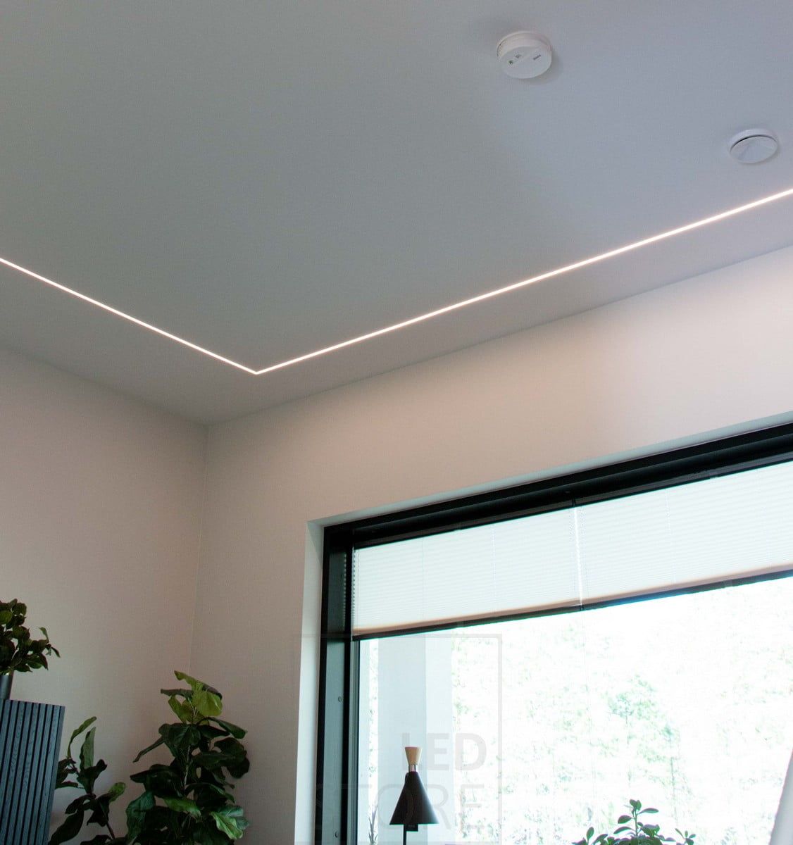 Housing Fair 2022: Smal led-profil ingjuten i ett gipstak i L-form. Ledstore.fi