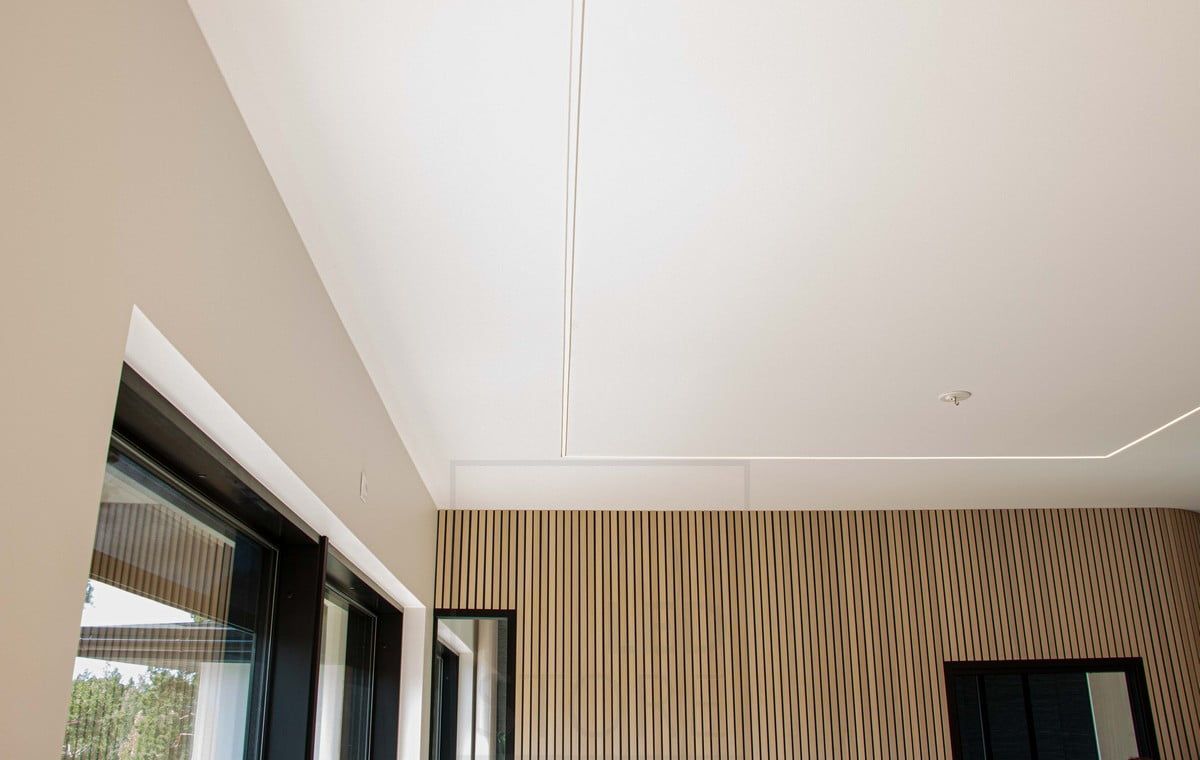 Housing Fair 2022: Smal led-profil inbäddad i ett gipstak. Ledstore.fi