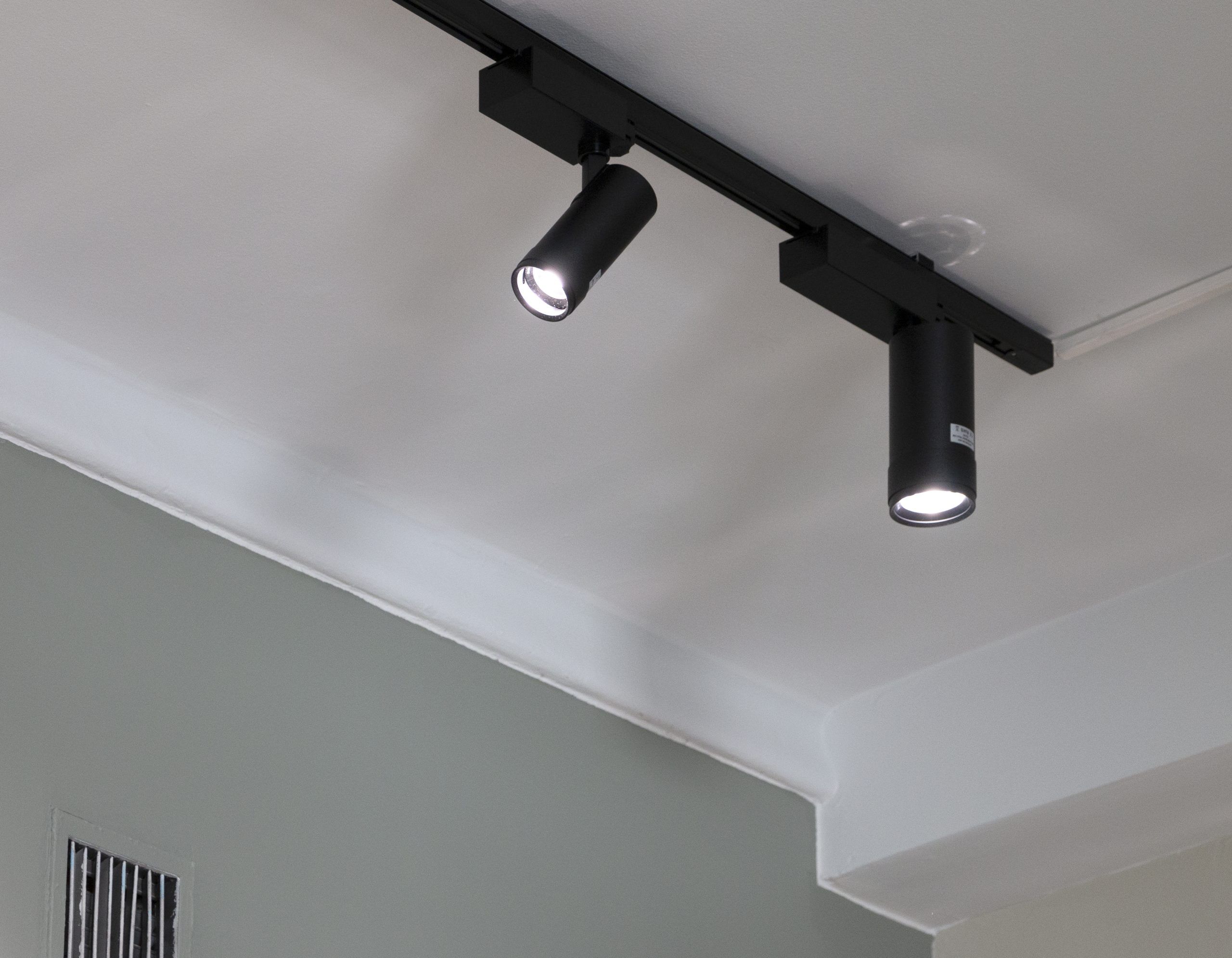 FOKUS släpljus, 15W svart till vänster och 35W svart till höger. © LedStore