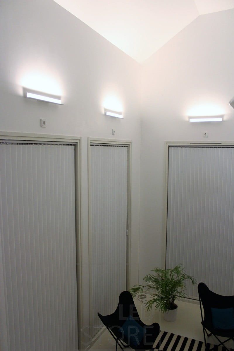 Indirekt belysning skapad i ett vardagsrum med BLADE-armaturer. Armaturen är installerad för att belysa nerifrån och upp, och därmed framhäver den indirekta belysningen också rummets höjd. Ledstore.fi