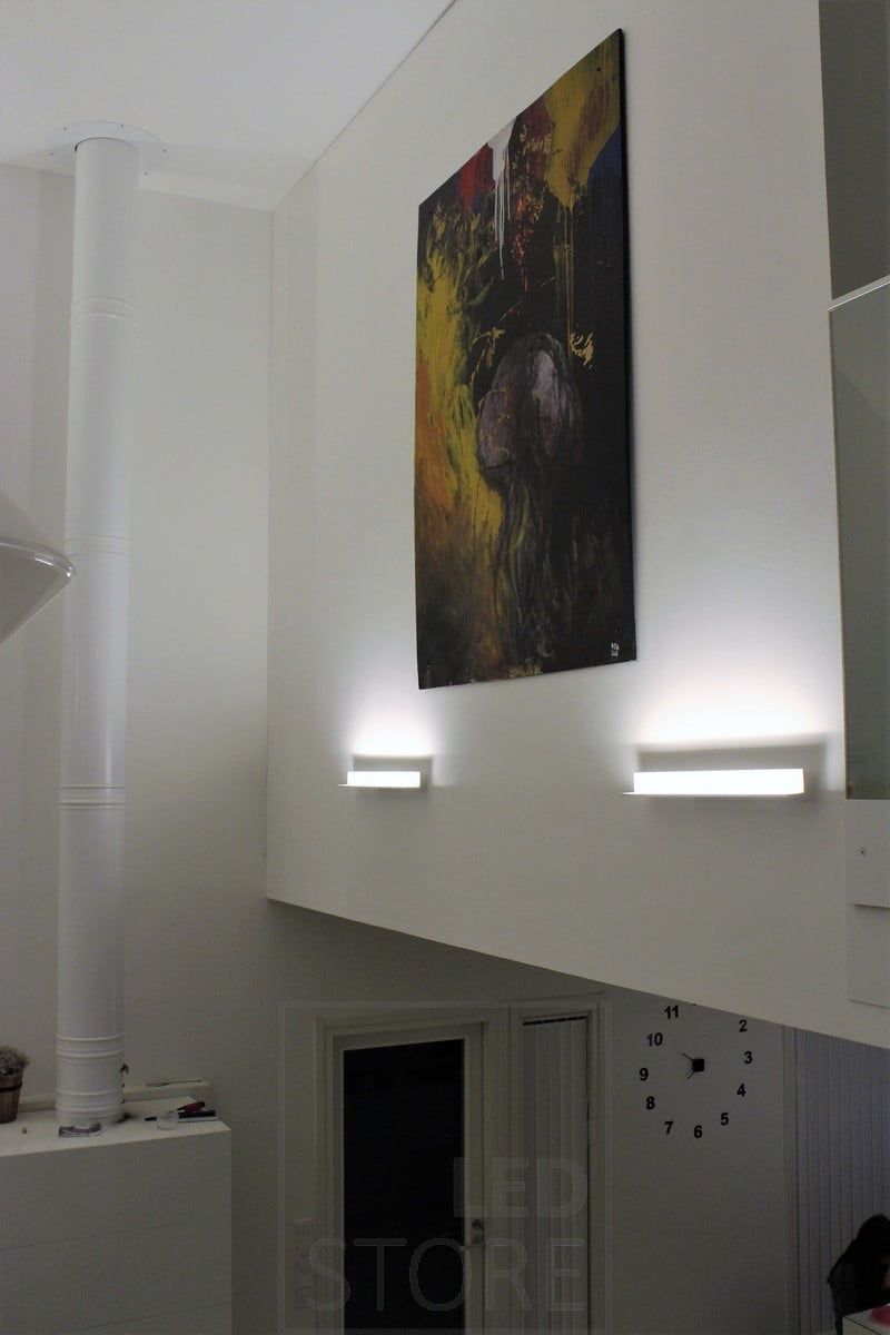 Med Led WALL BLADE kan du också enkelt skapa indirekt belysning genom att placera den så att ljuset riktas uppåt. Den uppåtgående ljusriktningen framhäver också konstverket. Ledstore.fi