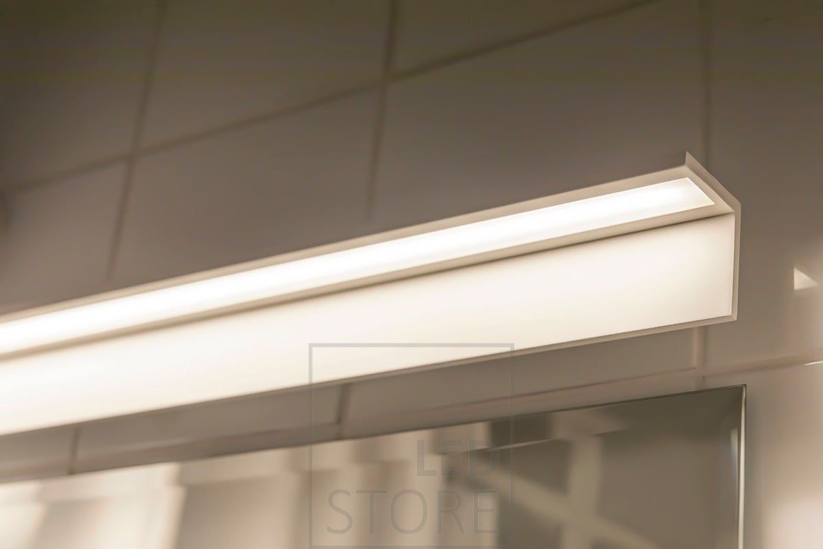 Bladvägglampa i badrummet som lyser upp spegeln. Ledstore.fi