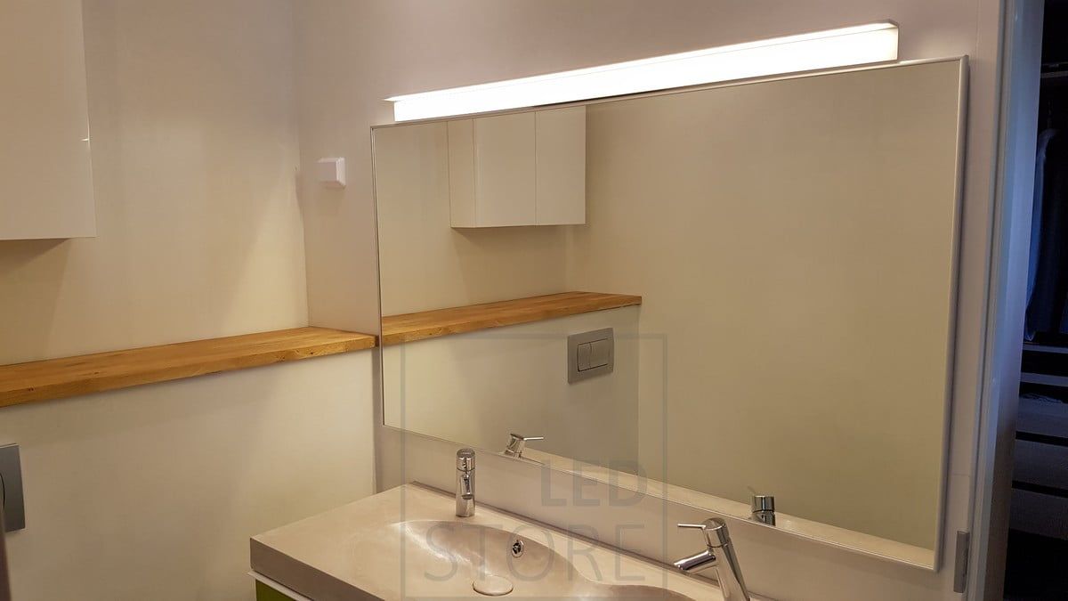 Led-vägglampan BLADE är fuktsäker (IP54) och passar perfekt för skönhetsbehandlingar, rakning m.m. ovanpå badrumsspegeln. Ljuset är effektivt men stämningsfullt. Ledstore.fi