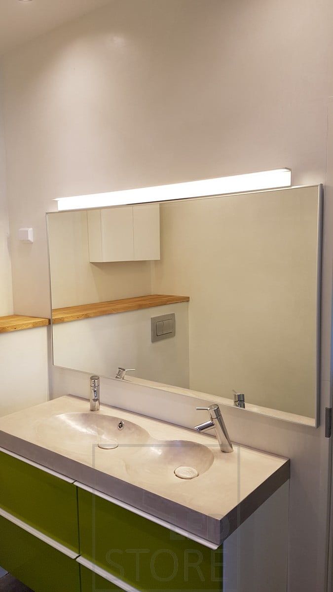 BLADE Led-vägglampan är fuktsäker (IP54) och är idealisk för skönhetsbehandlingar, rakning etc. ovanpå badrumsspegeln. Ledstore.fi