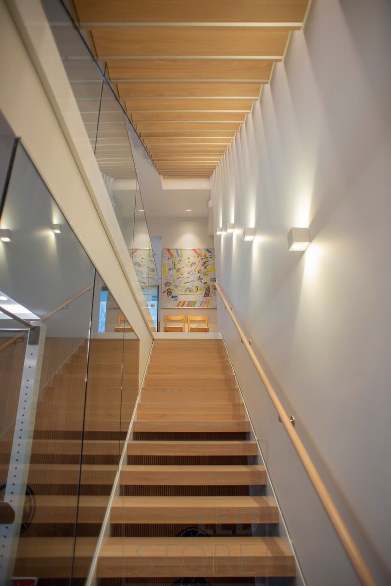 CUBIC led-vägglampor som belyser och accentuerar genom väggen i två riktningar. Ledstore.fi