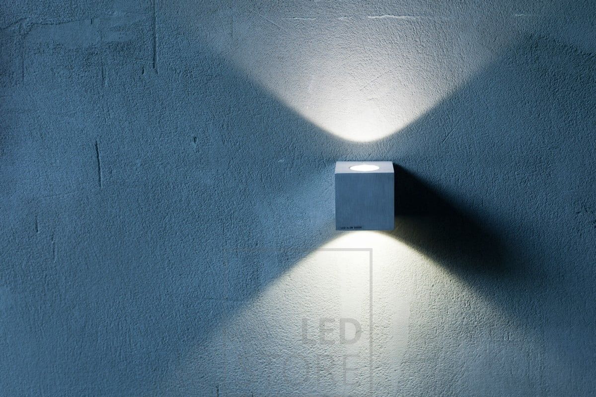 CUBIC led-vägglampa framhäver vackert strukturen i microcementväggen. Ledstore.fi