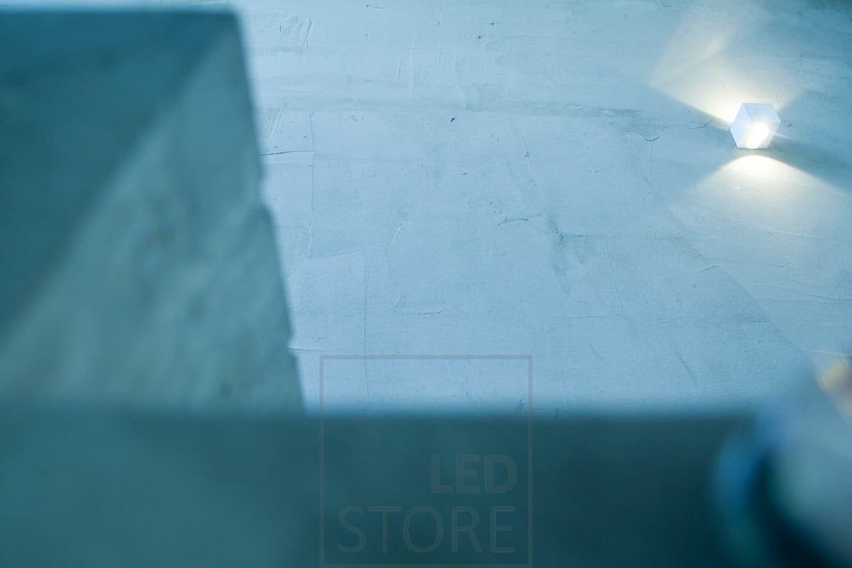 LED-vägglampan CUBIC i borstat aluminium har en elegant och modern design som passar väl in i skandinaviska interiörer. Armaturen framhäver också texturen i väggen av mikrocement. Ledstore.fi
