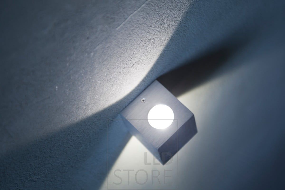 CUBIC är en graciös och modern design som passar väl in i skandinaviska interiörer. Armaturen framhäver också texturen i väggen av mikrocement. Ledstore.fi