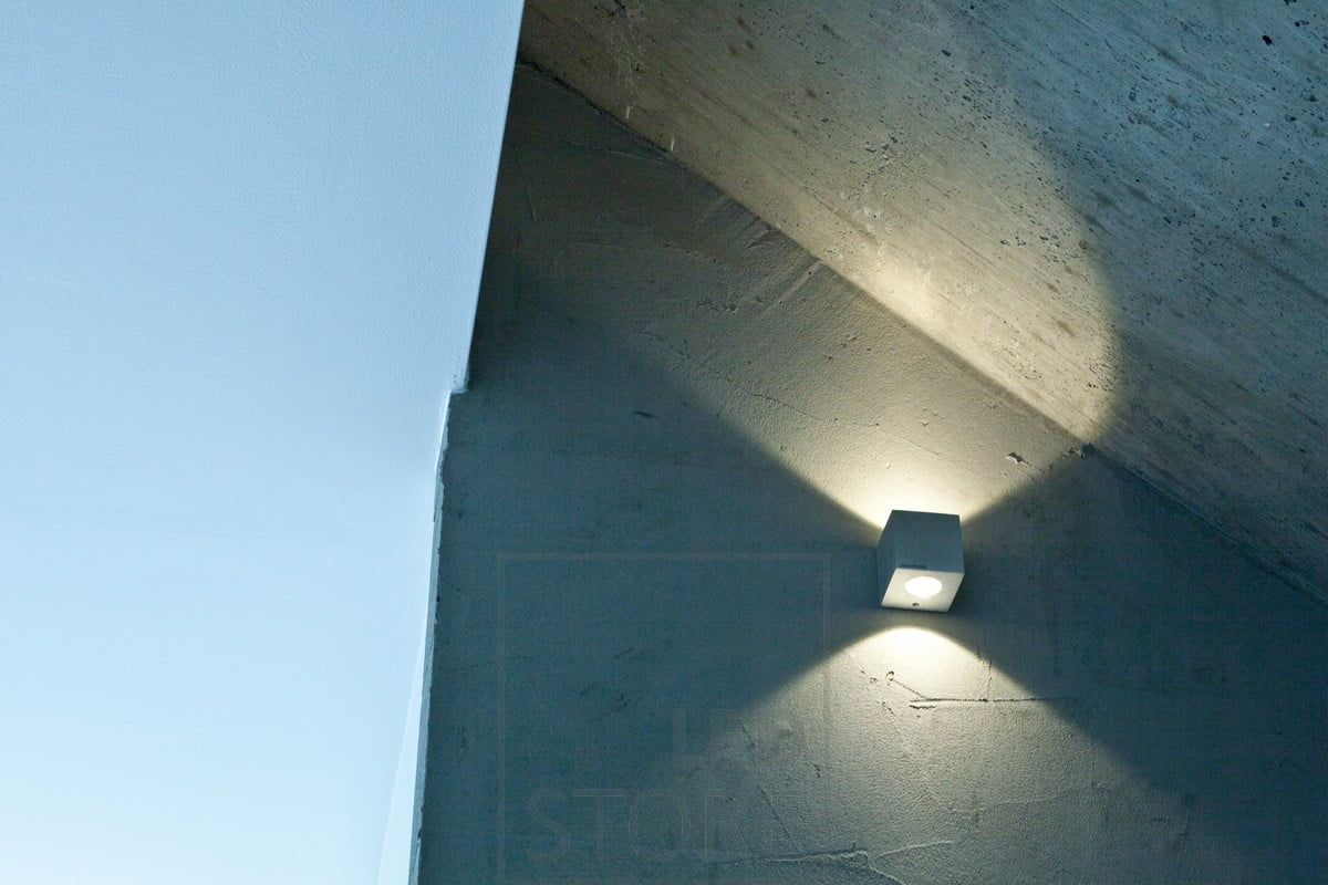 CUBIC är en graciös och modern design som passar bra i skandinaviska interiörer. Den framhäver också väggens struktur. Ledstore.fi