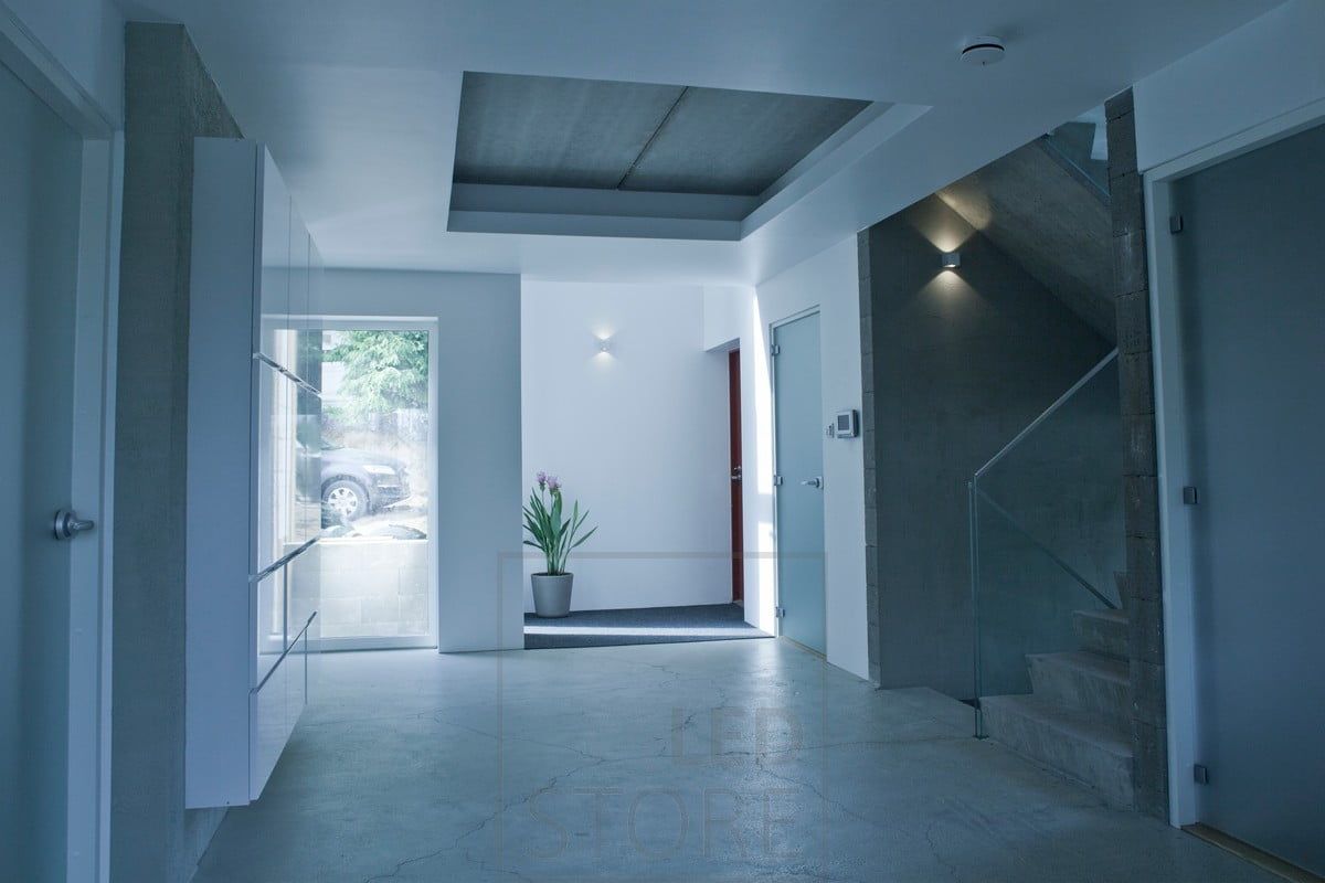 I hallen, tvåvägs LED-vägglampor för stämningsbelysning. CUBIC har en elegant och modern design och passar väl in i skandinaviska interiörer. Ledstore.fi