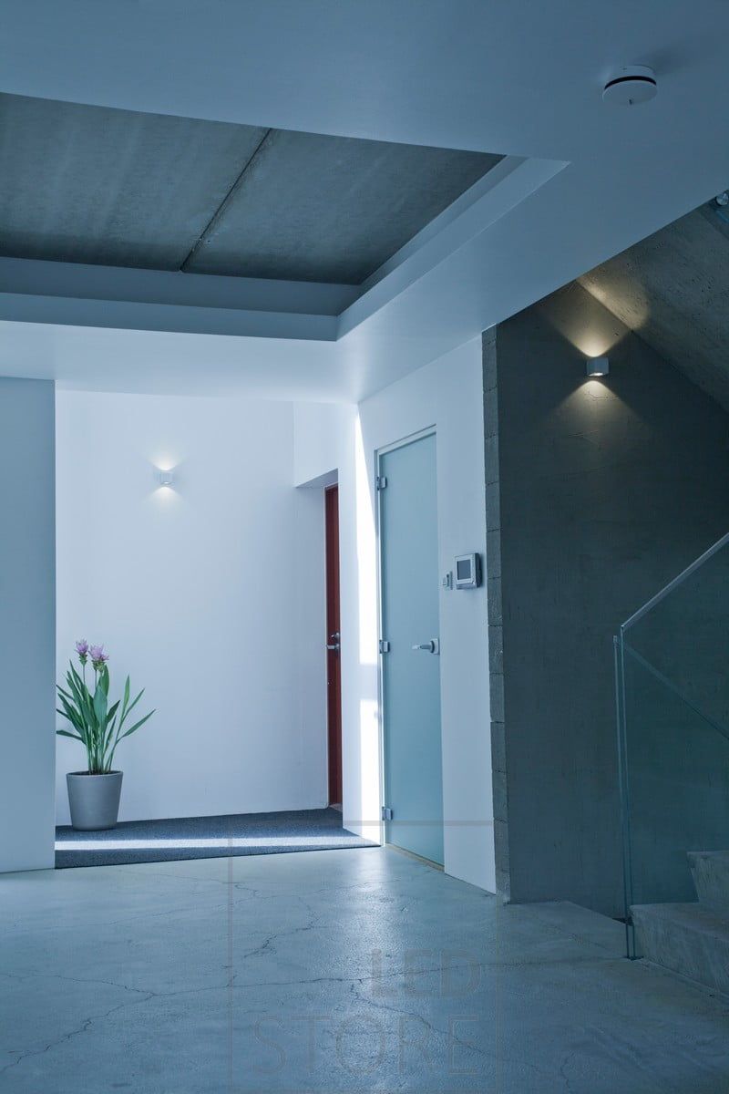 Den dubbelriktade LED-vägglampan CUBIC har en elegant och modern design som passar väl in i skandinaviska interiörer. Ledstore.fi