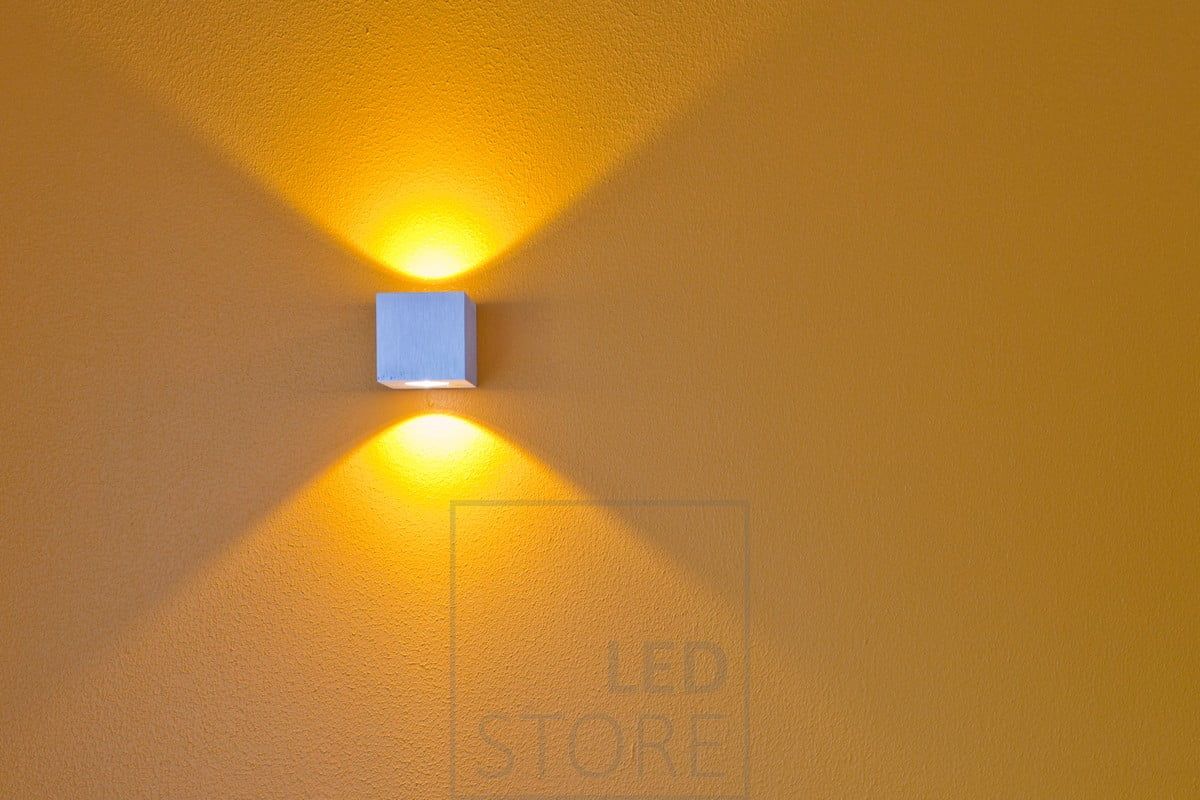 Den lilla CUBIC-armaturen ger breda och vackra ljusmönster i två riktningar på väggen. Vägg-CUBIC har en ljusstyrka som motsvarar ca 2x15W halogen, vilket ger ett totalt ljusflöde på ca 2x200 lumen. Ledstore.fi
