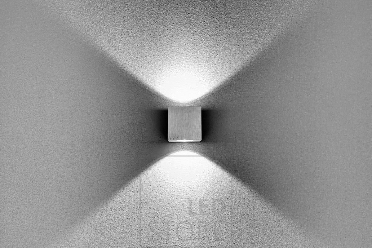 Den lilla CUBIC-lampan skapar ett brett och vackert ljusmönster på väggen. Vägg-CUBIC har en ljusstyrka som motsvarar ca 2x15W halogen, vilket ger ett totalt ljusflöde på ca 2x200 lumen. Ledstore.fi