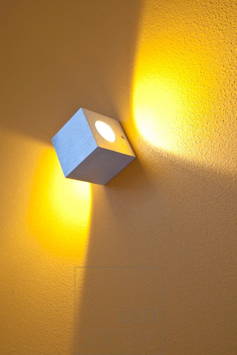 Den dubbelriktade led-vägglampan CUBIC har en enkel och modern design. Ledstore.fi