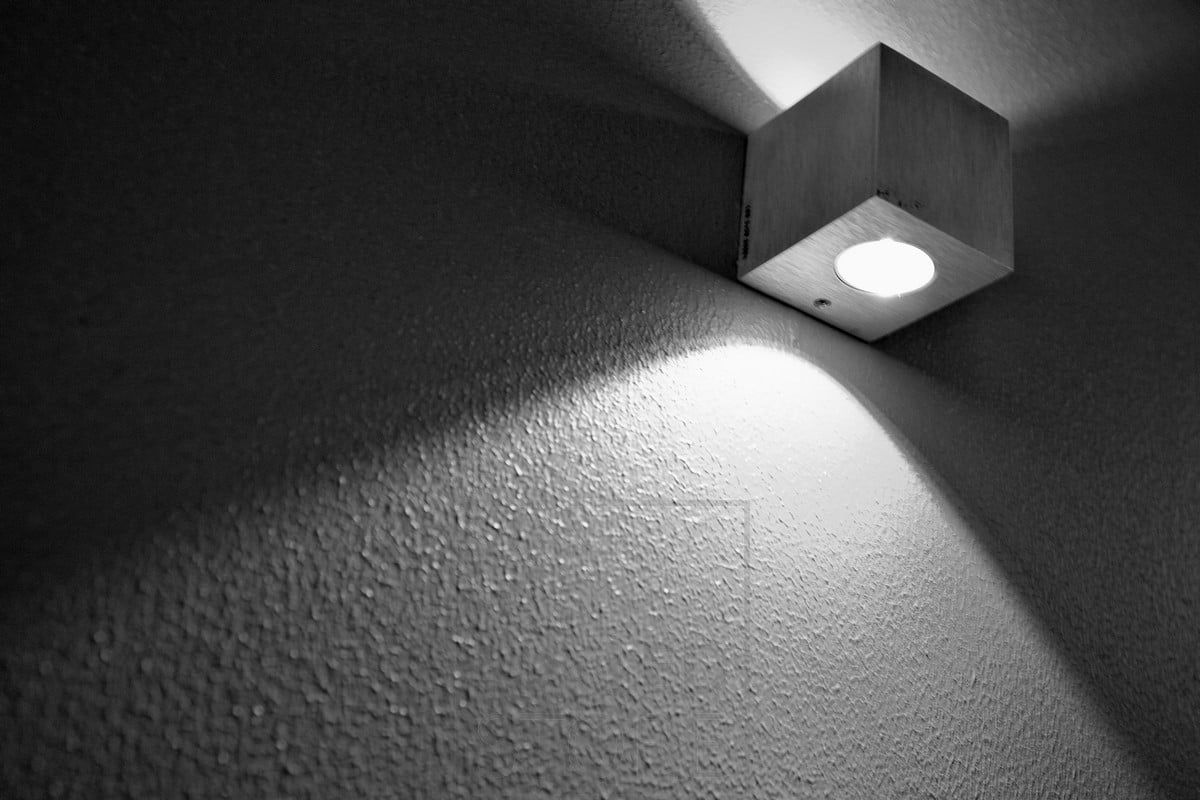 En stämningsfull CUBIC led-vägglampa, perfekt för skandinavisk inredning. Armaturen lyser i två riktningar och finns även i en enkelriktad version. Ledstore.fi