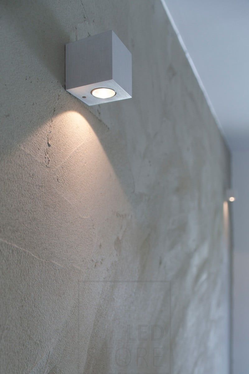 Led-vägglampan CUBIC lyser antingen uppåt eller nedåt. Ljuskällan är 3W Creen powerLED, vilket motsvarar ca 15W halogen (200 lumen). Ledstore.fi