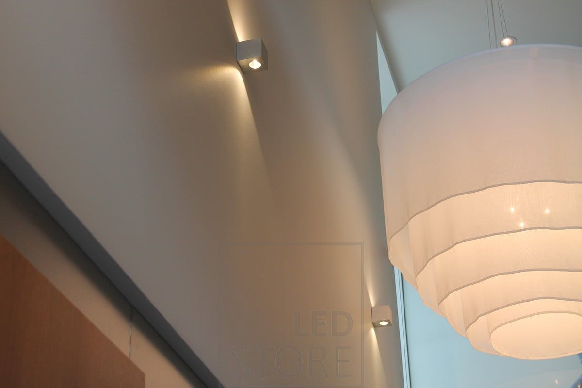 CUBIC led-vägglampa med dubbelriktad väggbelysning. Ljusmönstret bildar ett vackert solfjädermönster på väggen. Ledstore.fi